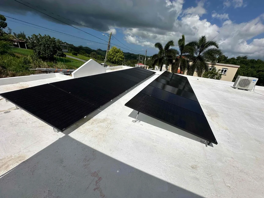Paneles solares instalados en techo residencial