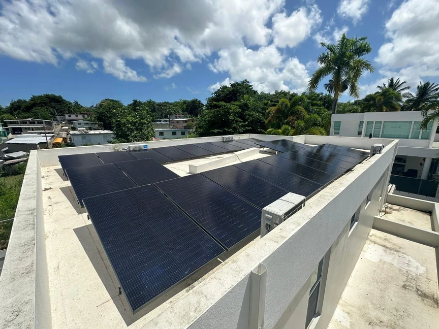 Placas solares instaladas en un techo en Puerto Rico