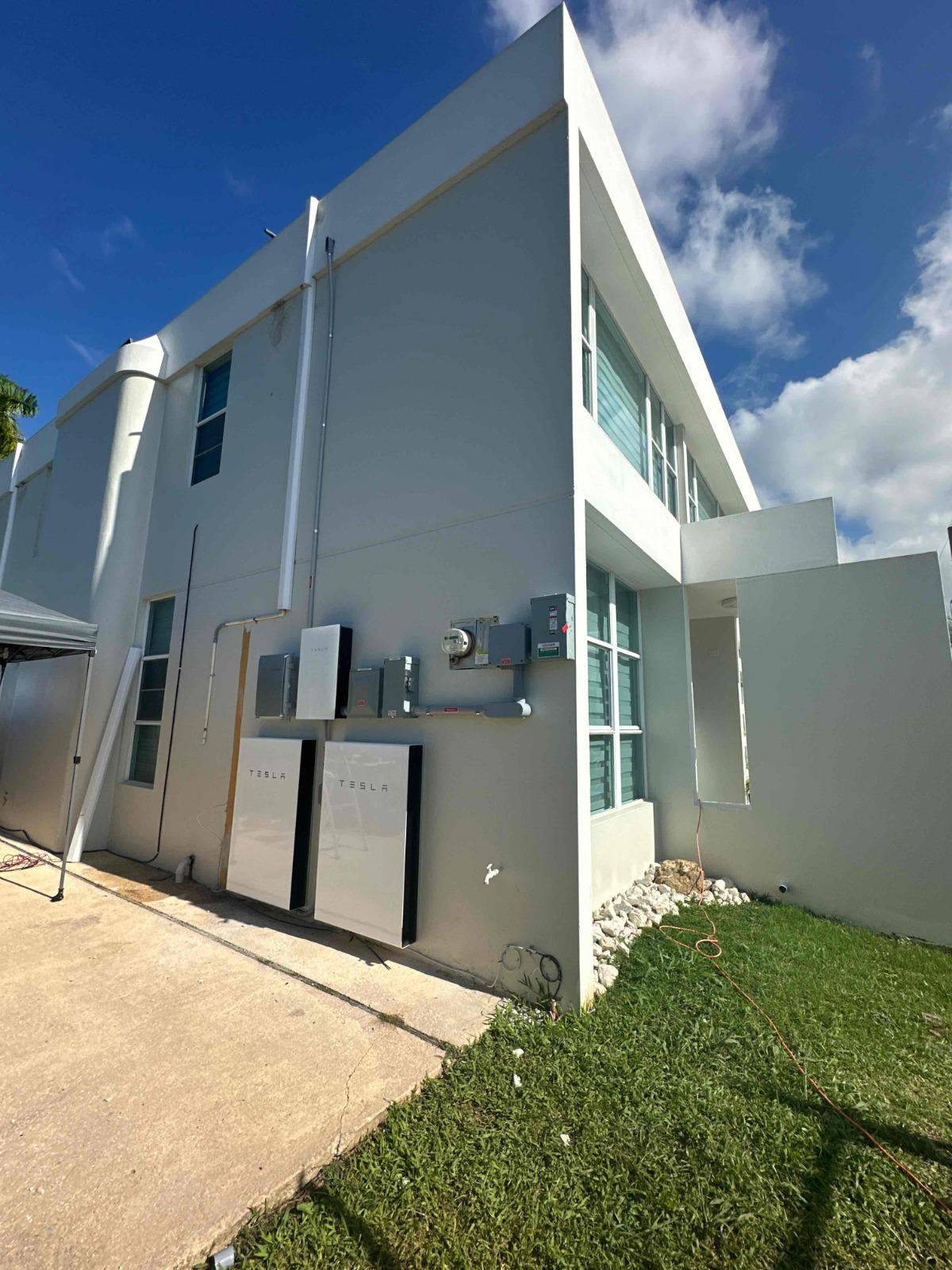 Equipo de almacenamiento e instalación solar residencial en Puerto Rico