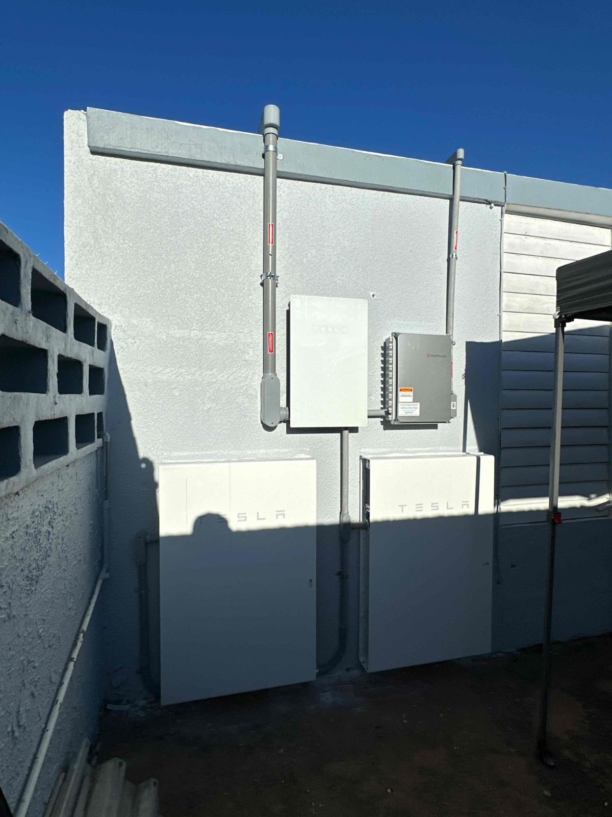 Equipo de almacenamiento e instalación solar residencial en Puerto Rico