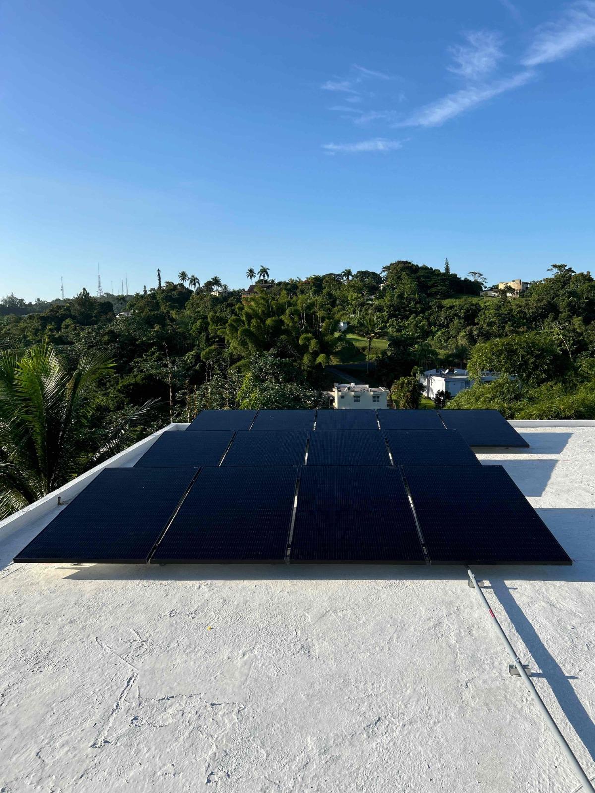 Instalación residencial de placas solares realizada en Puerto Rico
