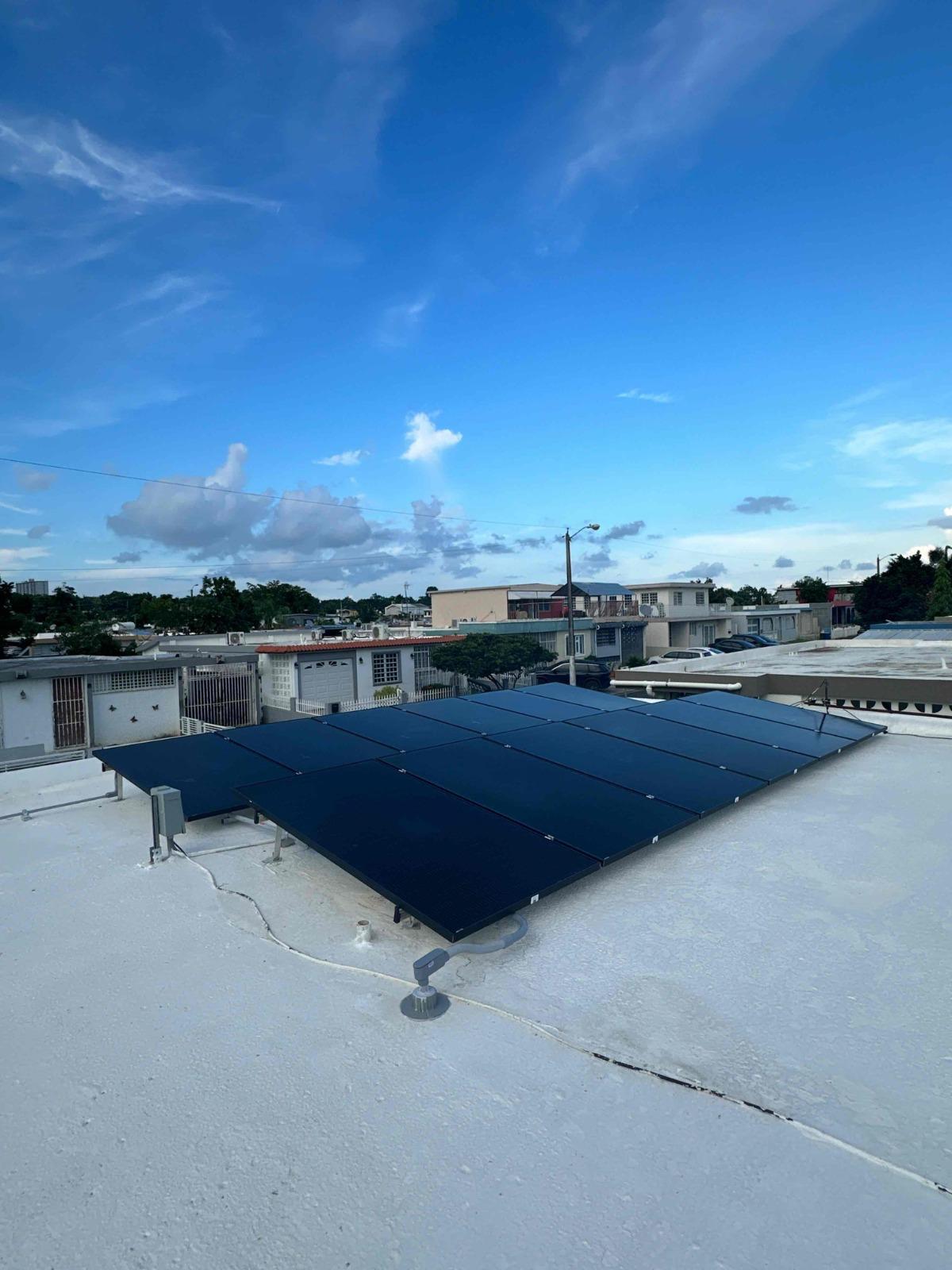 Instalación residencial de placas solares realizada en Puerto Rico