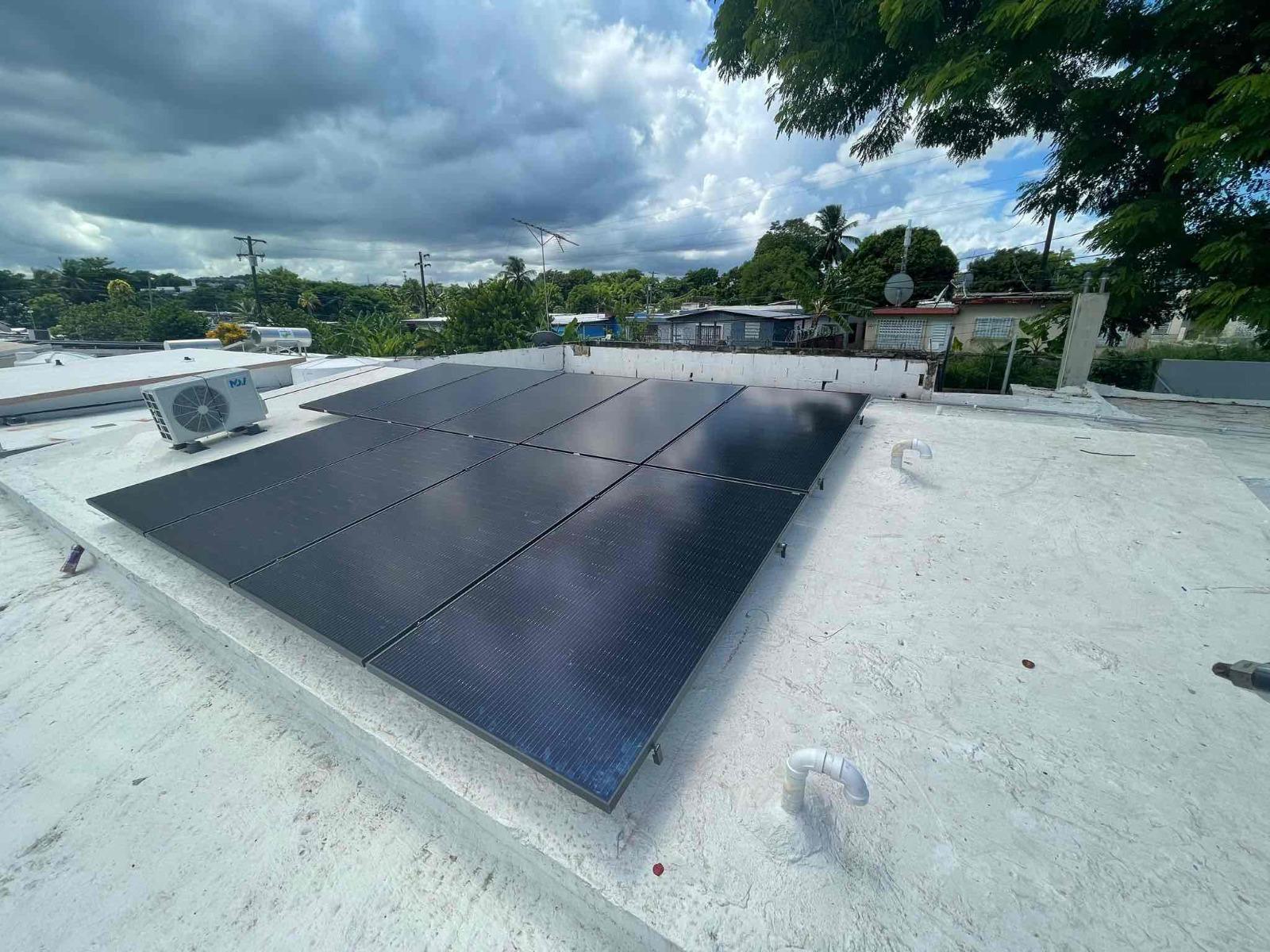 Instalación residencial de placas solares realizada en Puerto Rico