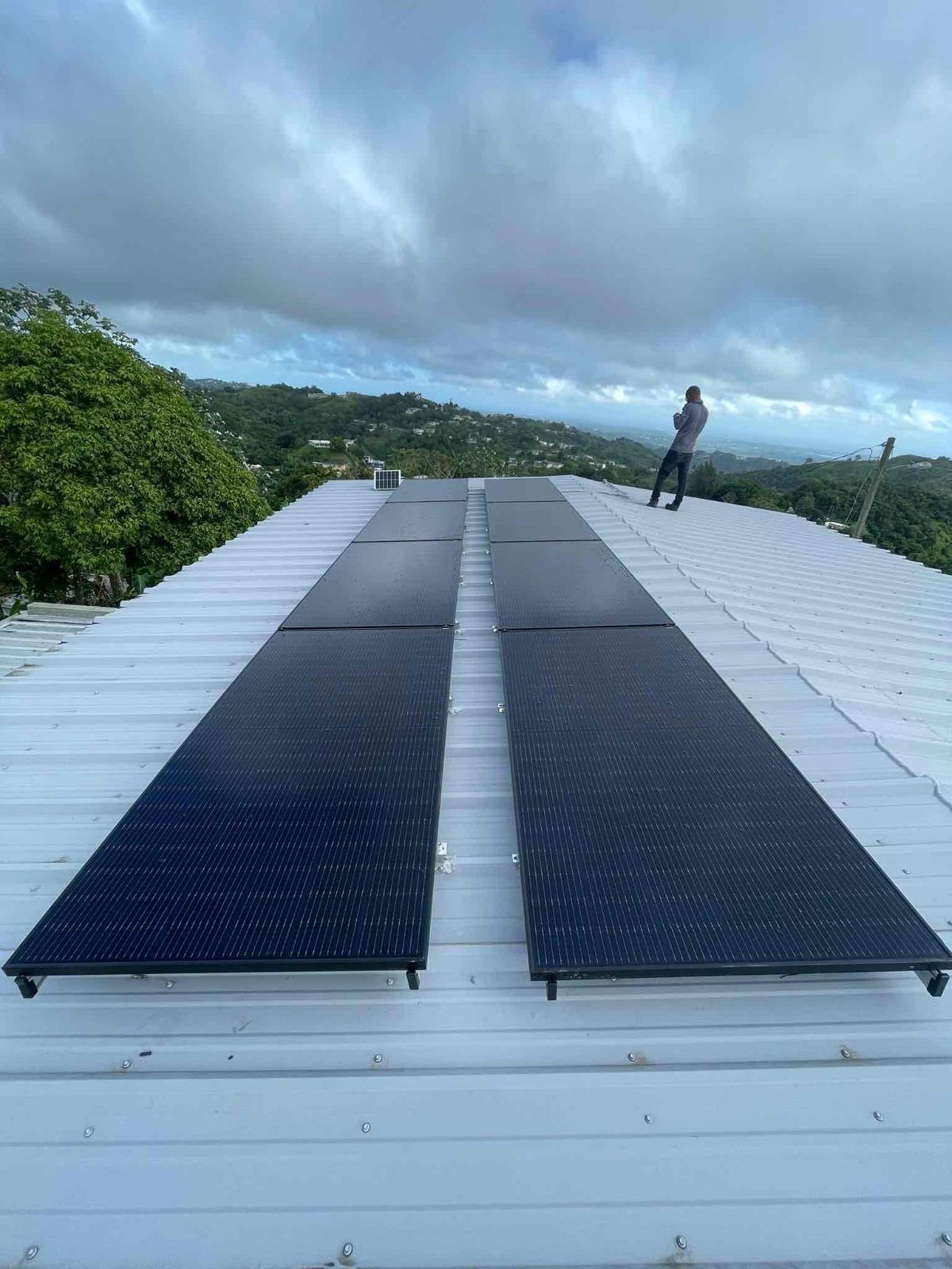 Instalación residencial de placas solares realizada en Puerto Rico