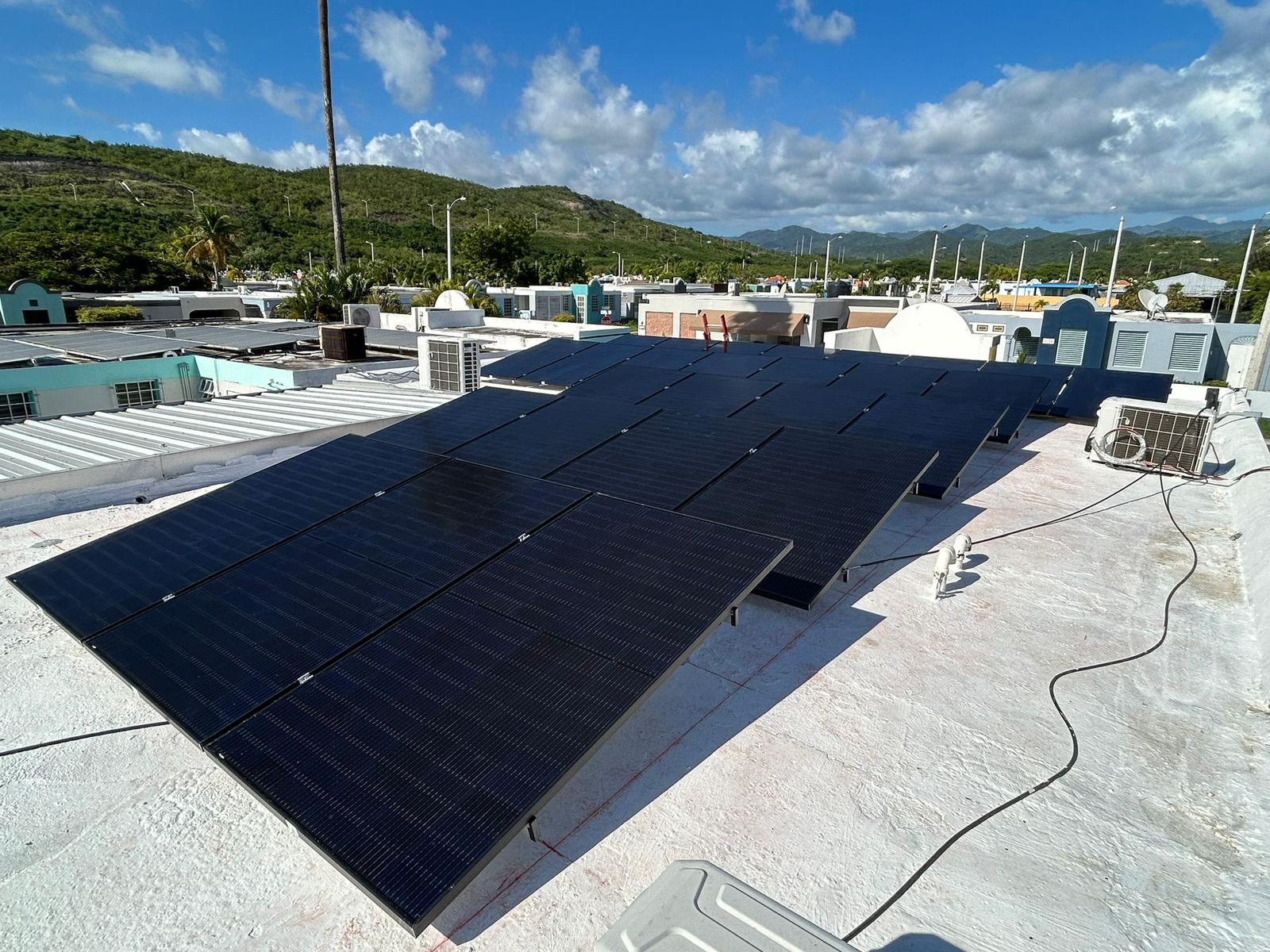 Instalación residencial de placas solares realizada en Puerto Rico