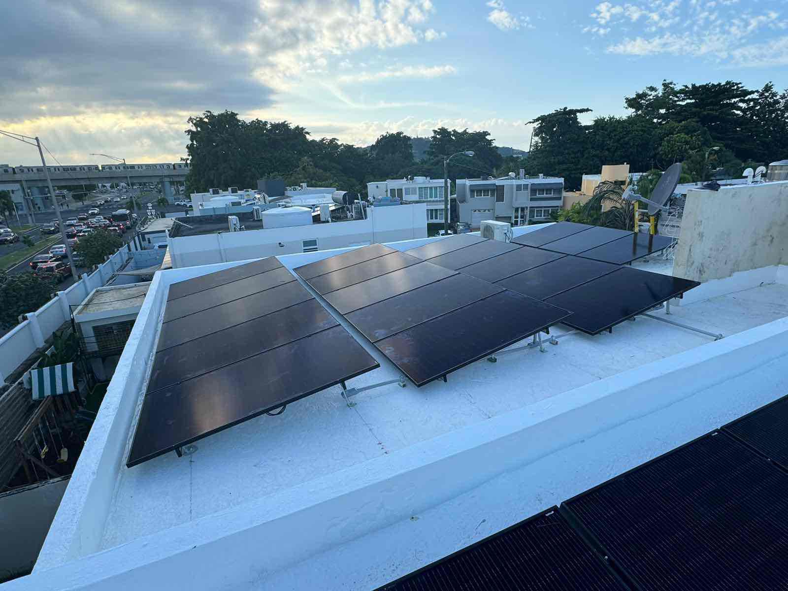 Instalación residencial de placas solares realizada en Puerto Rico
