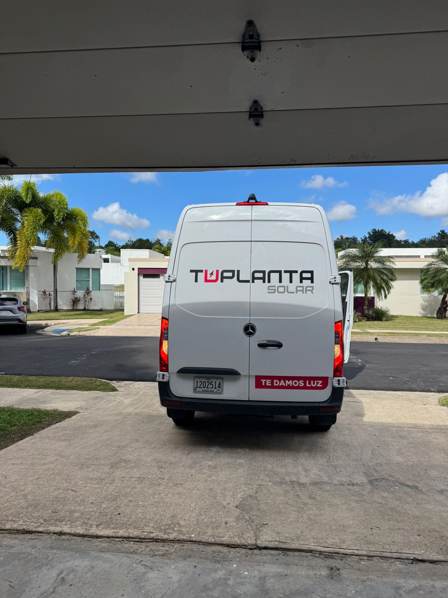 Equipo de Tu Planta Solar llegando a una instalación en Puerto Rico