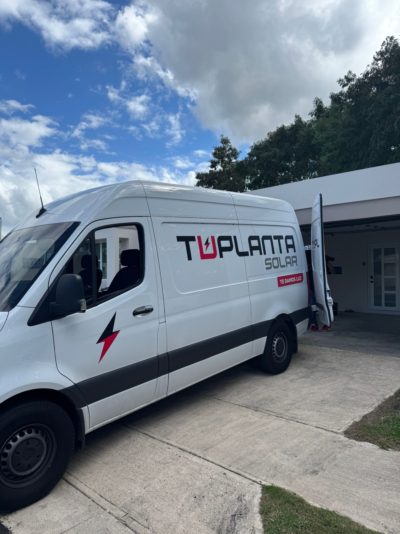 Equipo de Tu Planta Solar llegando a una instalación en Puerto Rico